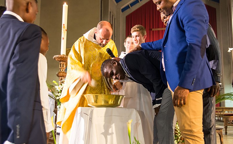 Baptême pour jeunes, enfants, adolescents à l'église Sainte-Madeleine île de Nantes.